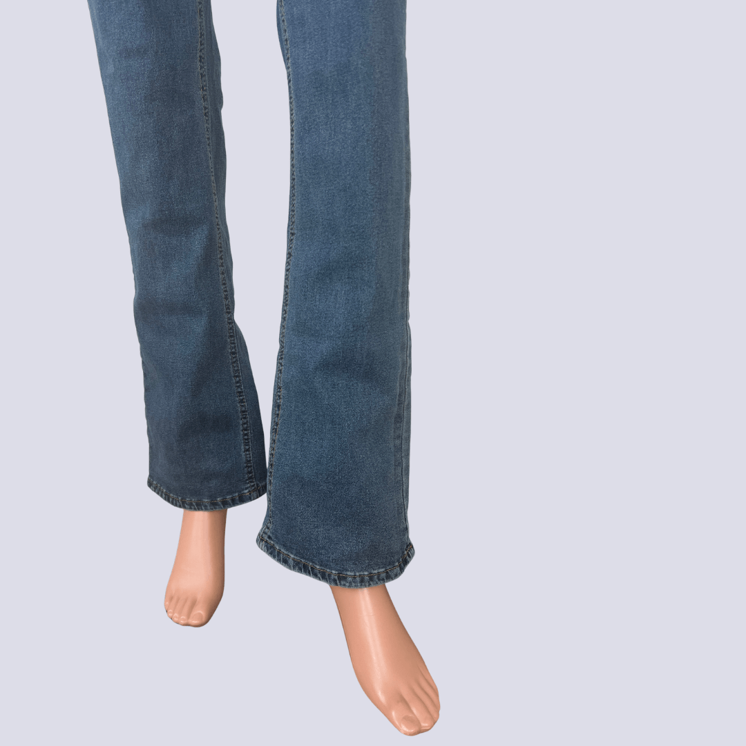 Front detail view of the Colegacy Jeans