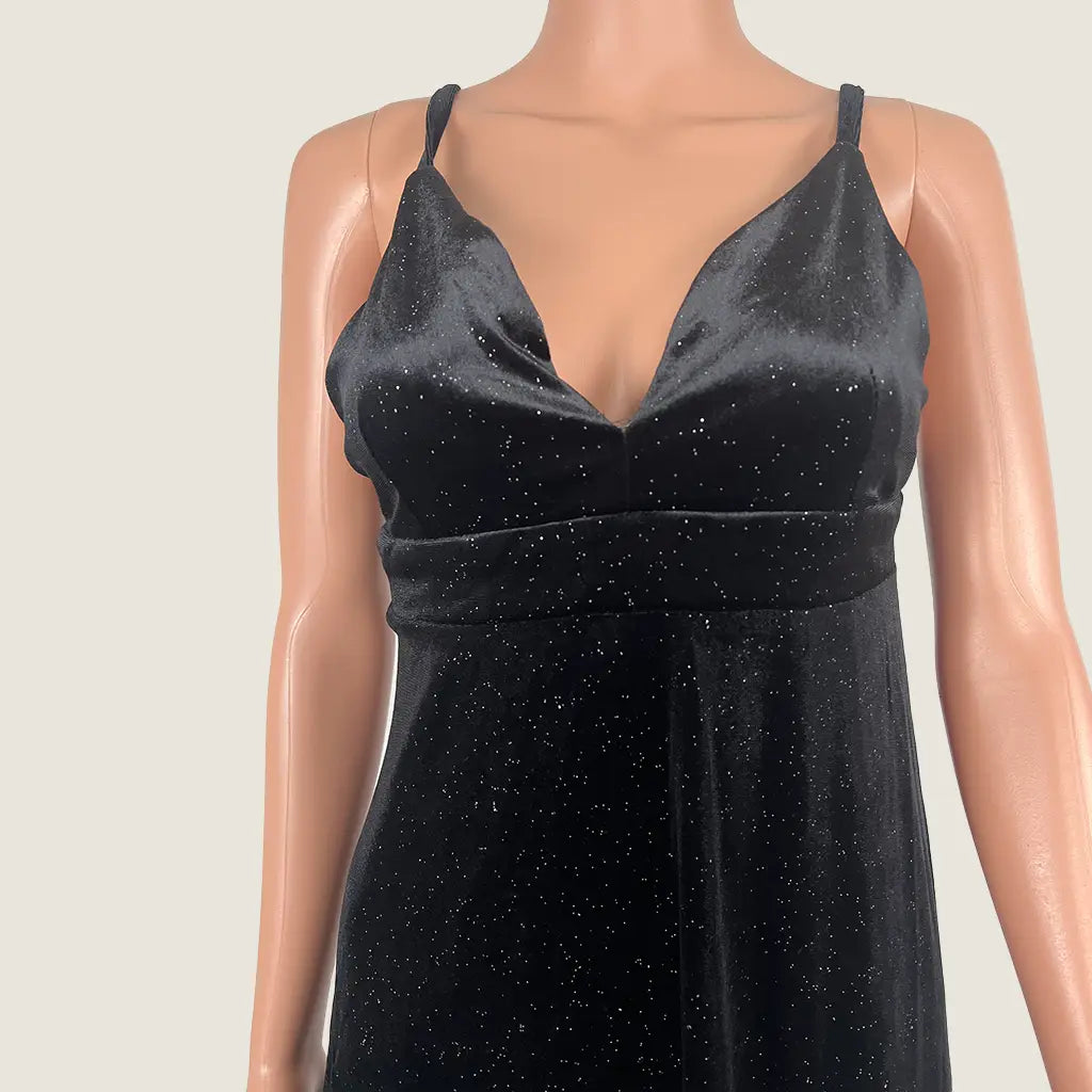 Front Detail View of the Black Sleeveless Velvet Midi Dress
