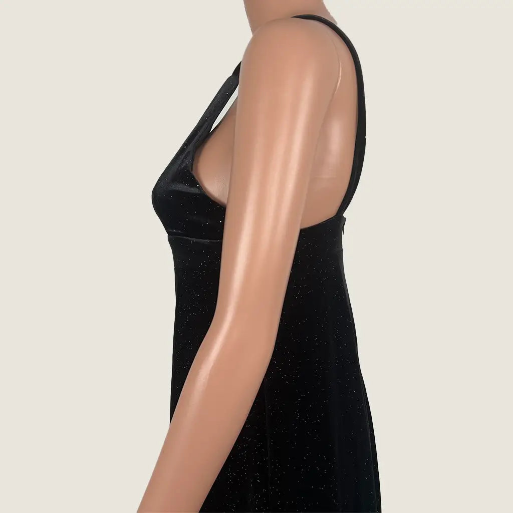 Side Detail View of the Black Sleeveless Velvet Midi Dress
