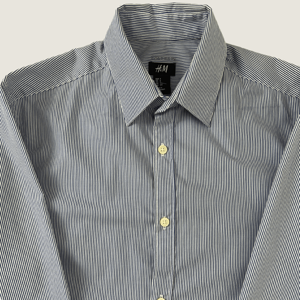 Front close up view of the H&M mens dress shirt