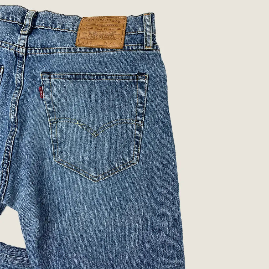 Front side view of the Men's Levis 512 Jeans