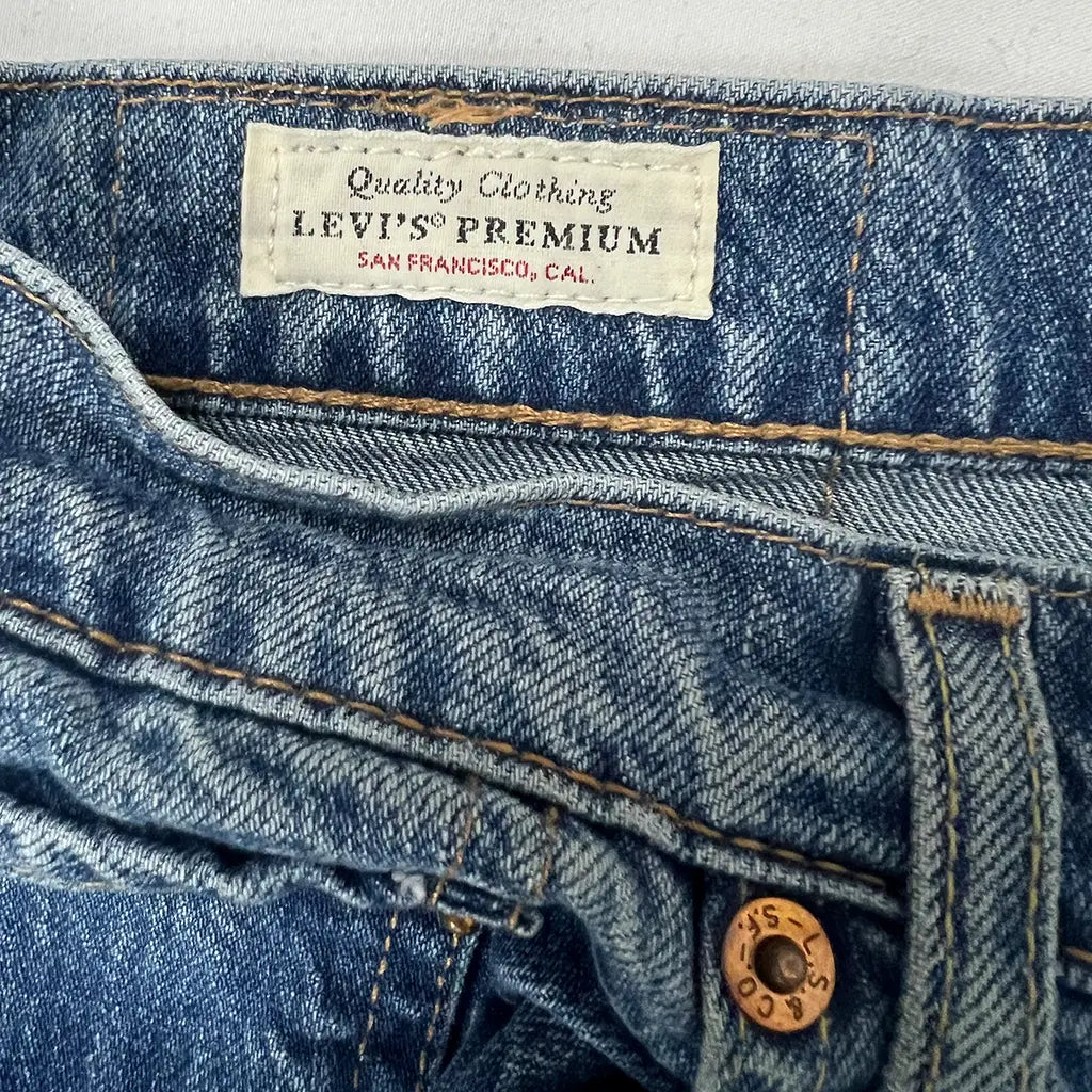 Front detail view of the Men's Levis 512 Jeans
