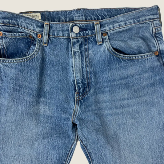 Front waist detail view of the Men's Levis 512 Jeans