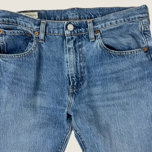 Front waist detail view of the Men's Levis 512 Jeans