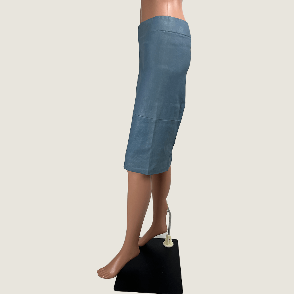 Side view of the Maria and Cornajo stretch lambskin leather skirt