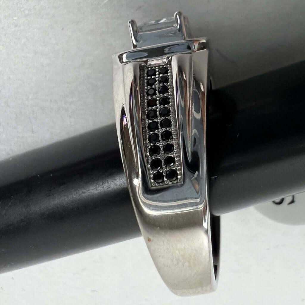 Men's Ring with clear and black Zirconia Side view