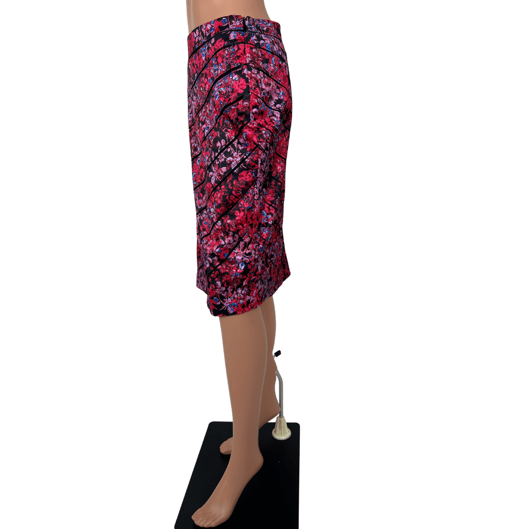 Side view of the Table Eight Floral Fitted Skirt
