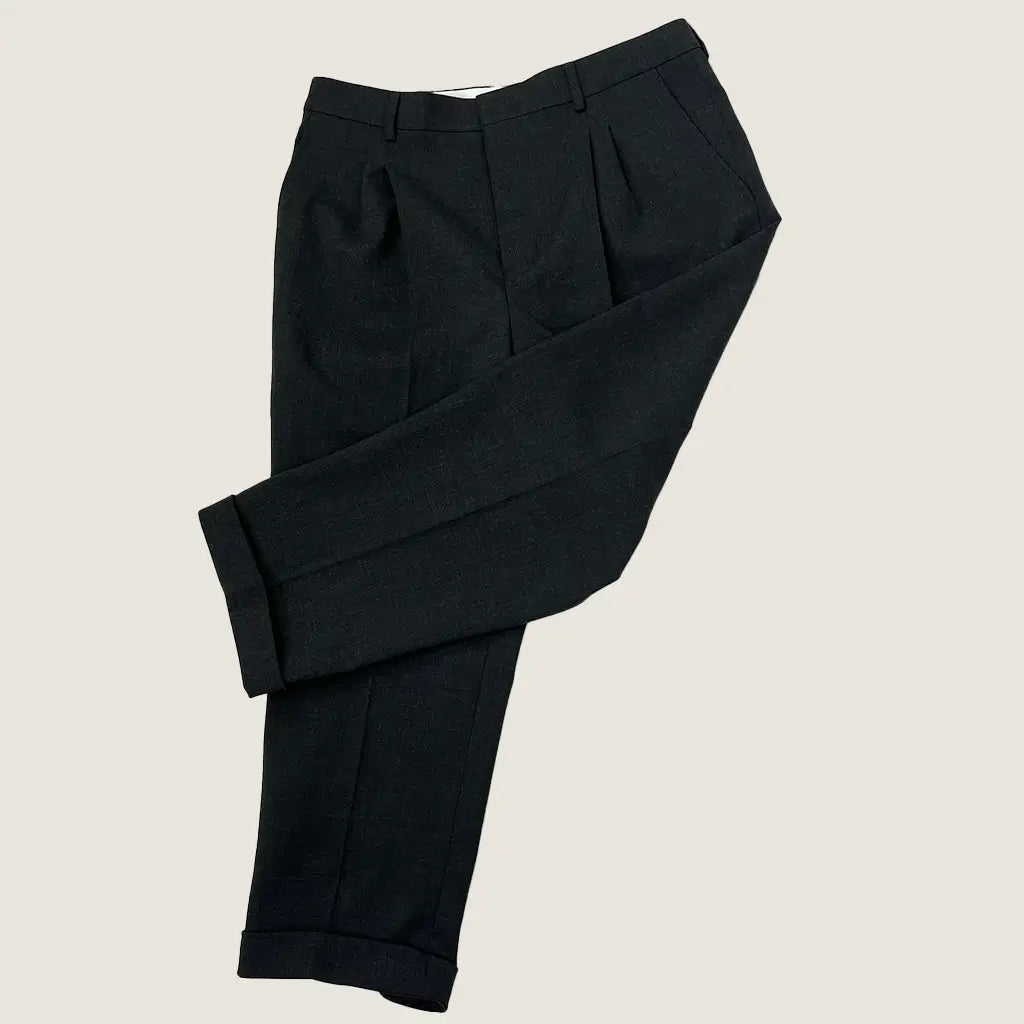 Front view of the Ami Carrot Fit Trouser Grey