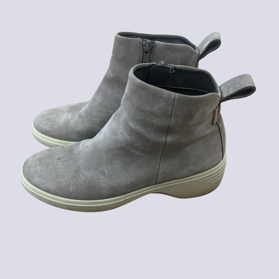 Front view of the Ecco Suede Ankle Boot
