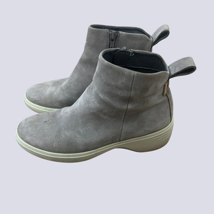 Front view of the Ecco Suede Ankle Boot