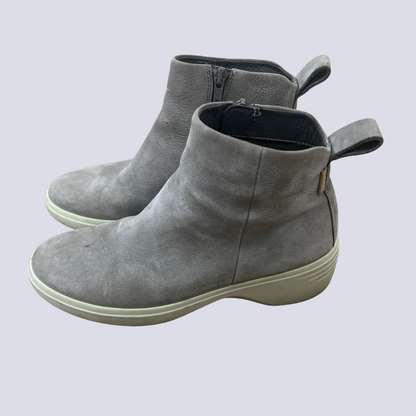 Front view of the Ecco Suede Ankle Boot