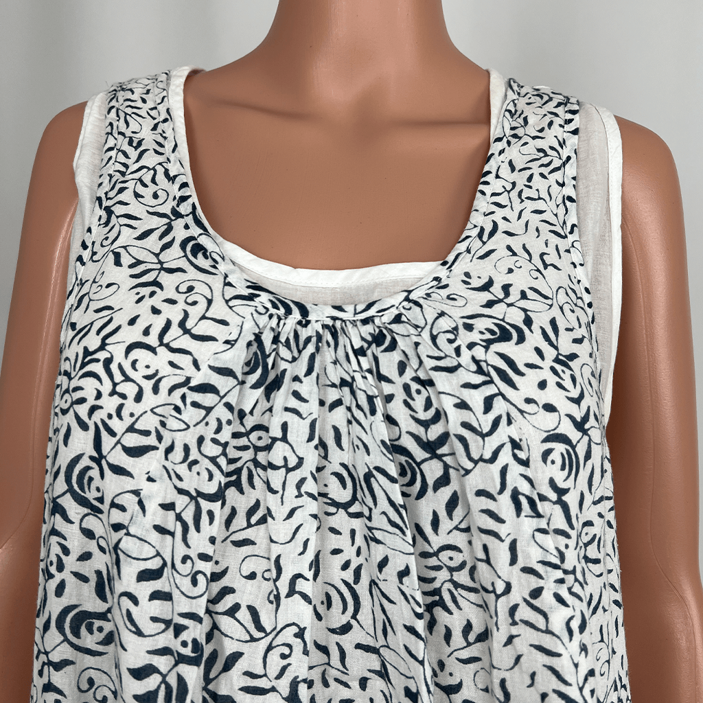 Goubi Sleeveless Top Neckline