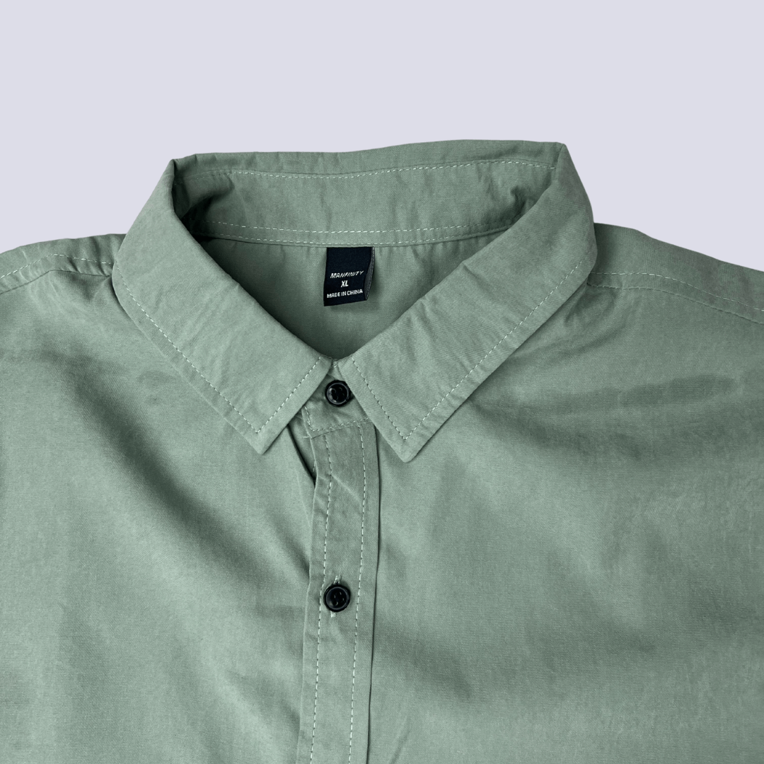 Collar detail view of the Manfinity olive mens shirt