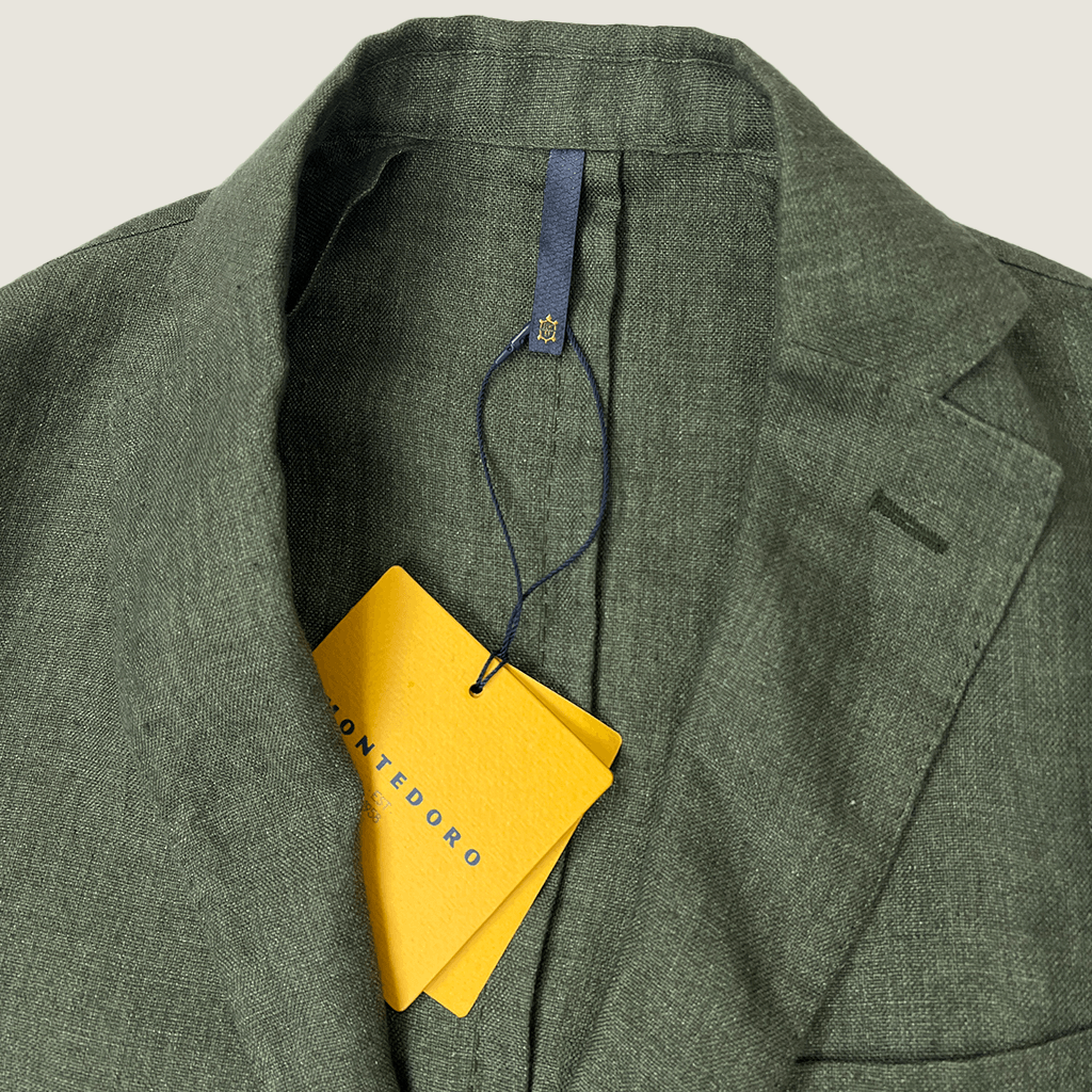 Front collar detail of the Montedoro Slowear Slim Fit Linen Blazer