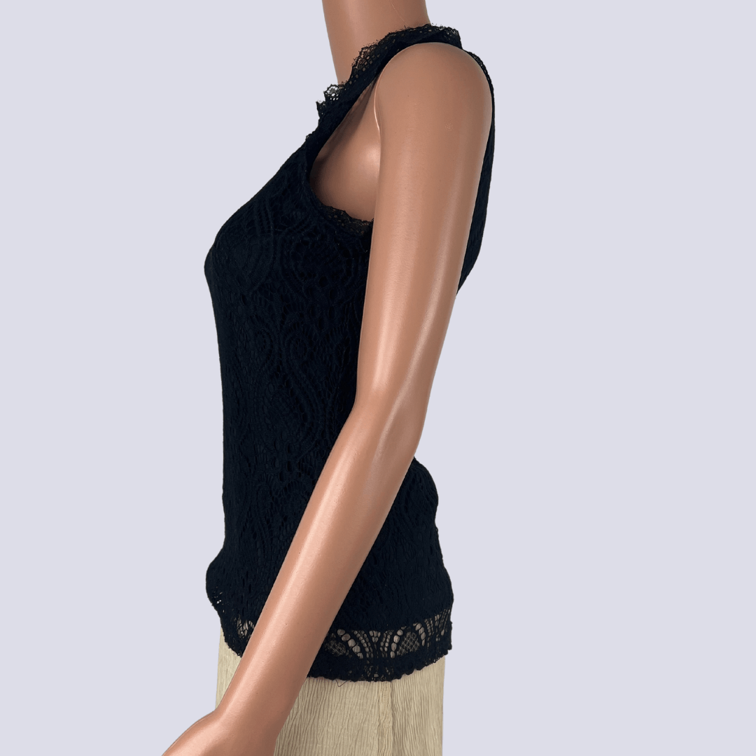 Side view of the Temt lace top
