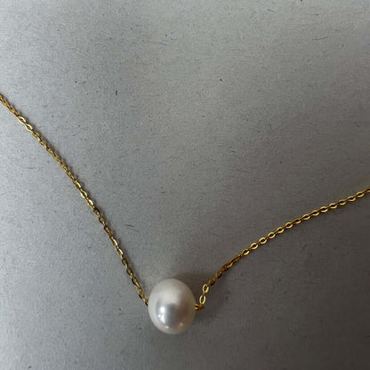 Cultured Freshwater White Pearl Necklace Detail